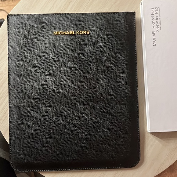 Michael Kors SLEEVE FOR IPAD (compatible w/Smart Cover) + FREE GIFT W/ PURCHASE! - Picture 3 of 8